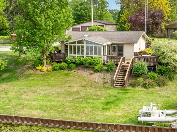 220 Lakeview Dr, Beaverton, MI 48612