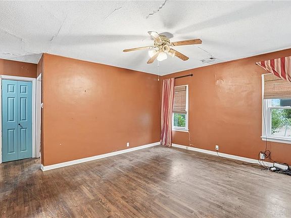 5th image of 900 E 117th St