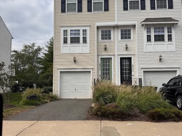 8214 Heritage Crossing Ct, Manassas, VA 20109