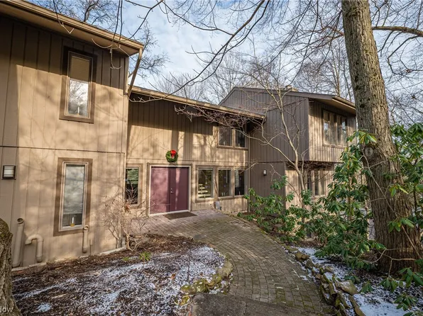 725 Rocky Hollow Dr, Akron, OH 44313