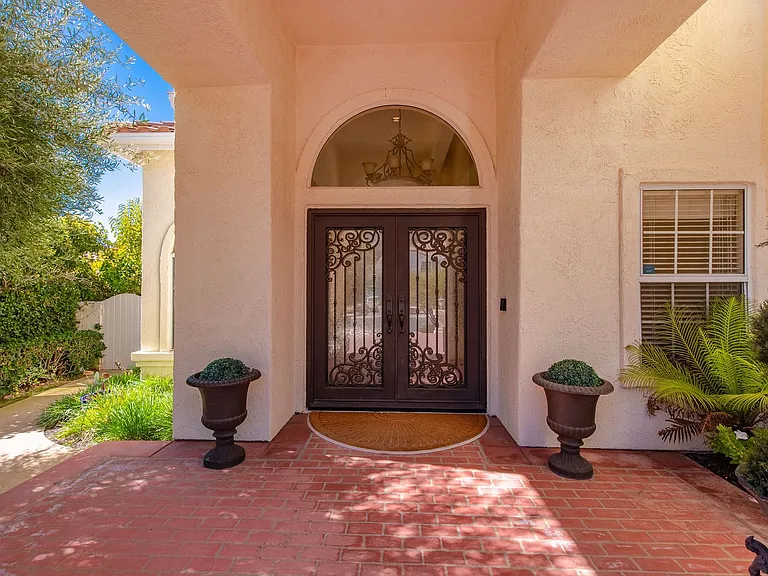 2663 Yellowwood Dr — Photo 2