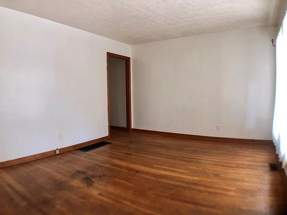 4th image of 6 Horseshoe Dr