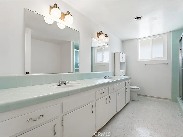 1163 N Lincoln St — Photo 21