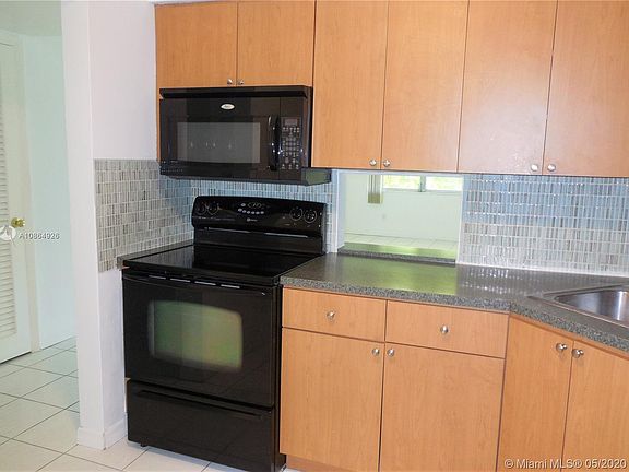 4th image of 1540 NE 191st St APT 304