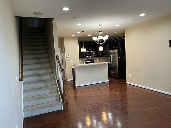 4th image of 43833 Centergate Dr