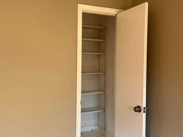 32 E Grand Ave — Photo 8