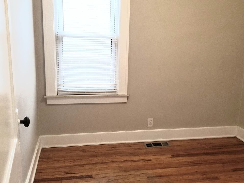 second bedroom, smaller in size