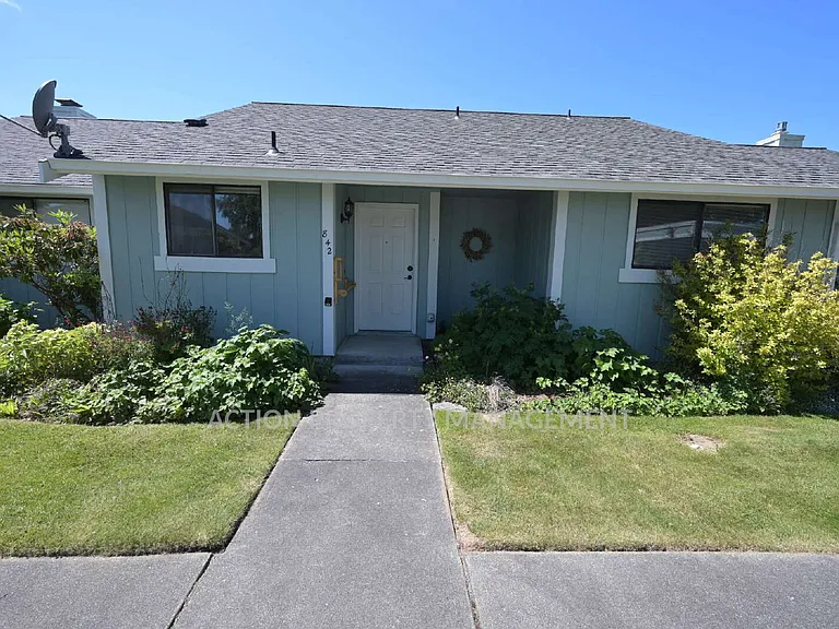 842 N Canterbury Ct — Photo 1