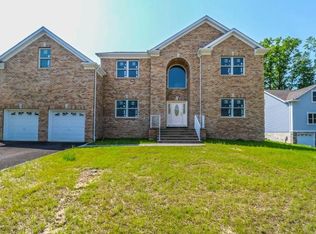 15 Strek Dr, Parlin, NJ 08859