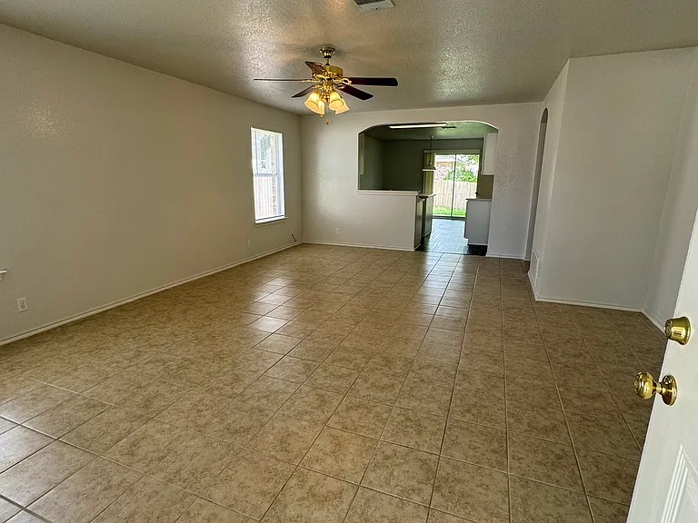1404 Carriage Hills Trl — Photo 3