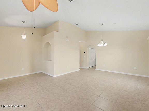 4th image of 573 Hollow Glen Dr