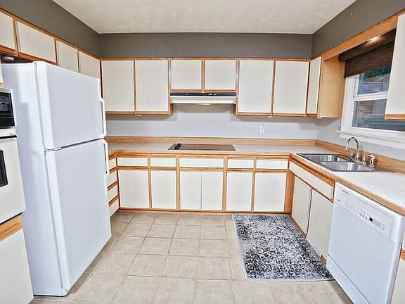 3rd image of 1738 Parkhill Dr