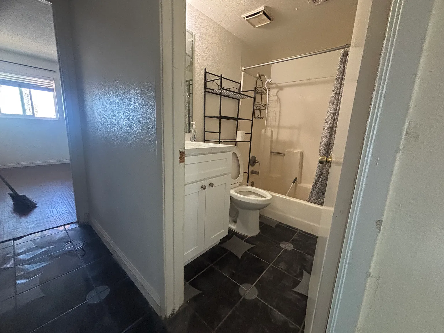 W 16th St, San Bernardino — Photo 4
