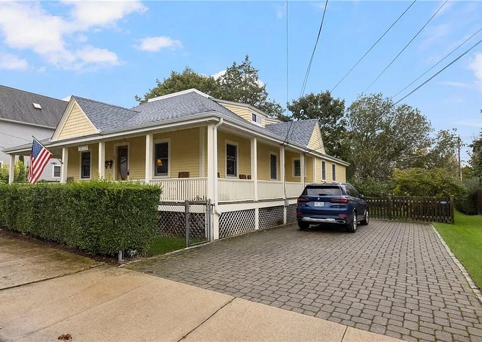 21 Vaughan Ave #2