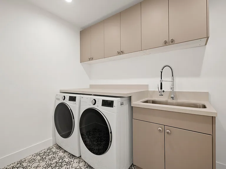 211 S Formosa Ave — Photo 22