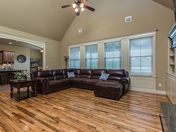 3rd image of 704 Gleneagle Ln