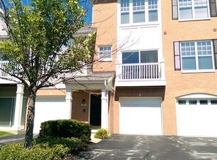 3150 Riverbirch Dr APT 202, Aurora, IL 60502
