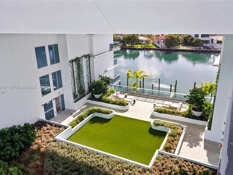 9201 E Bay Harbor Dr #604 — Photo 32