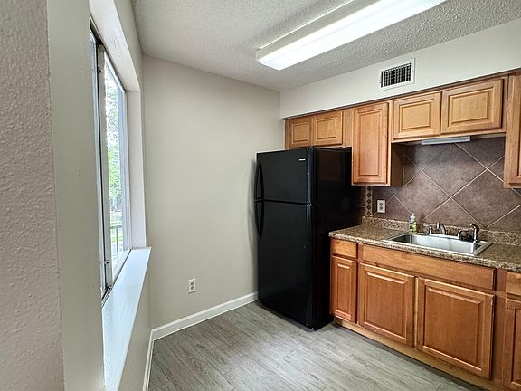 3rd image of 1840 Burton Dr #C