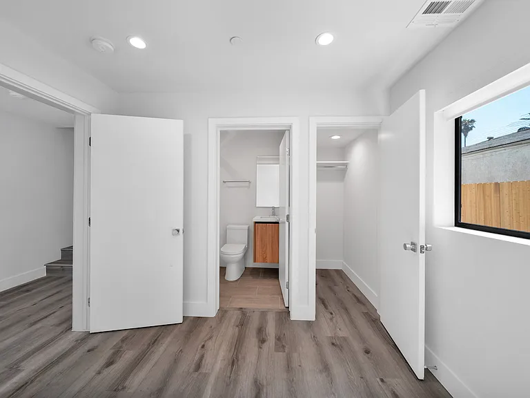 11516 Victory Blvd — Photo 19