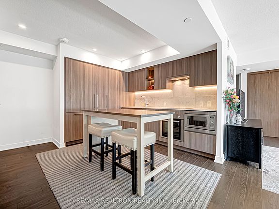 3rd image of 19 Bathurst St #811