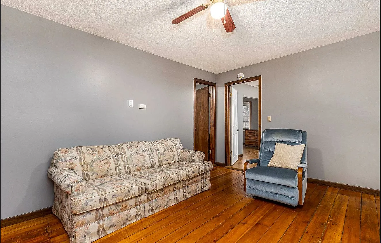 3 bed, 1300 sqft, $1,450 — Photo 1