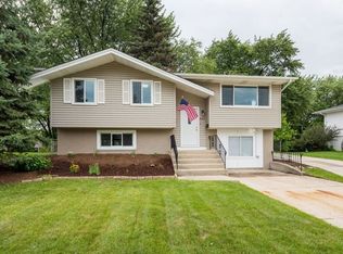 920 S Braintree Dr, Schaumburg, IL 60193