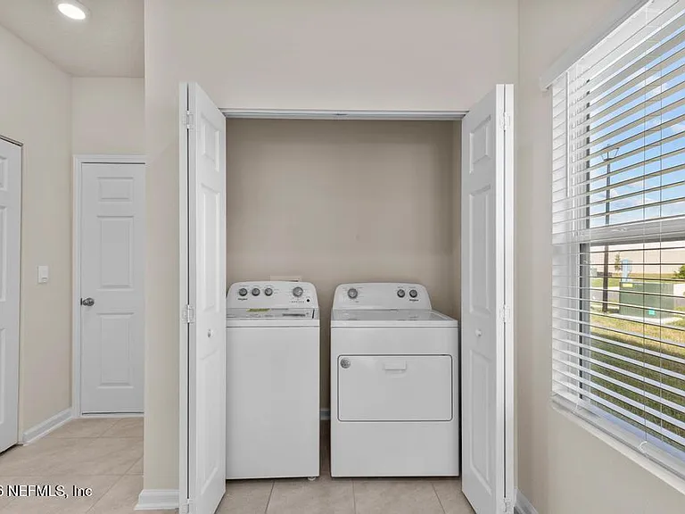 21 Temple Dr — Photo 12