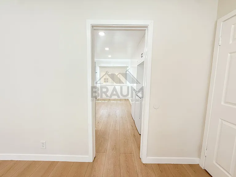15550 Vanowen St — Photo 7
