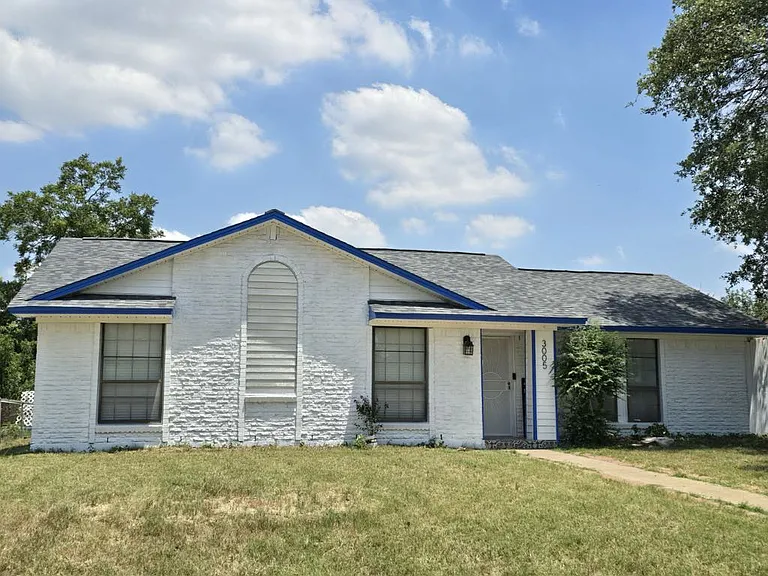 3005 Hillsdale Ln — Photo 1