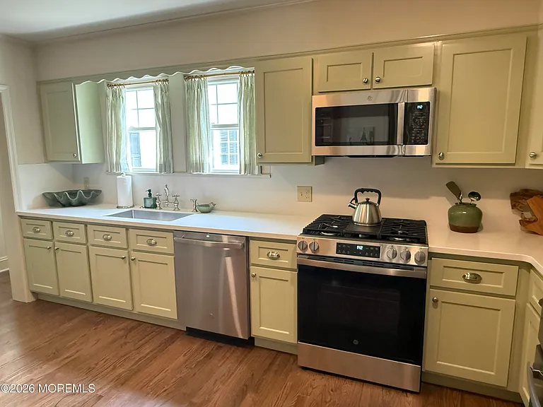 204 Monroe Ave — Photo 4