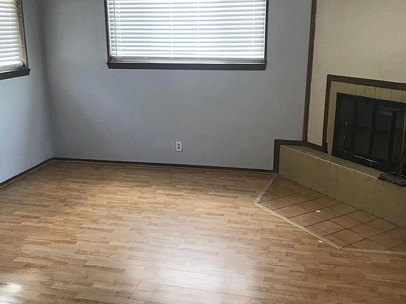 3rd image of 2332 Stevens Dr NE