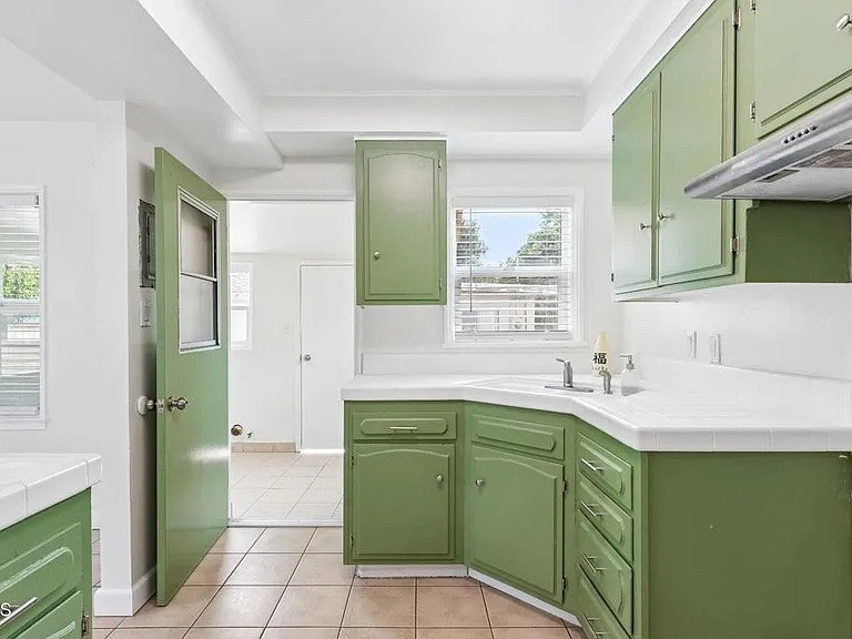 5616 N Gladys Ave — Photo 12