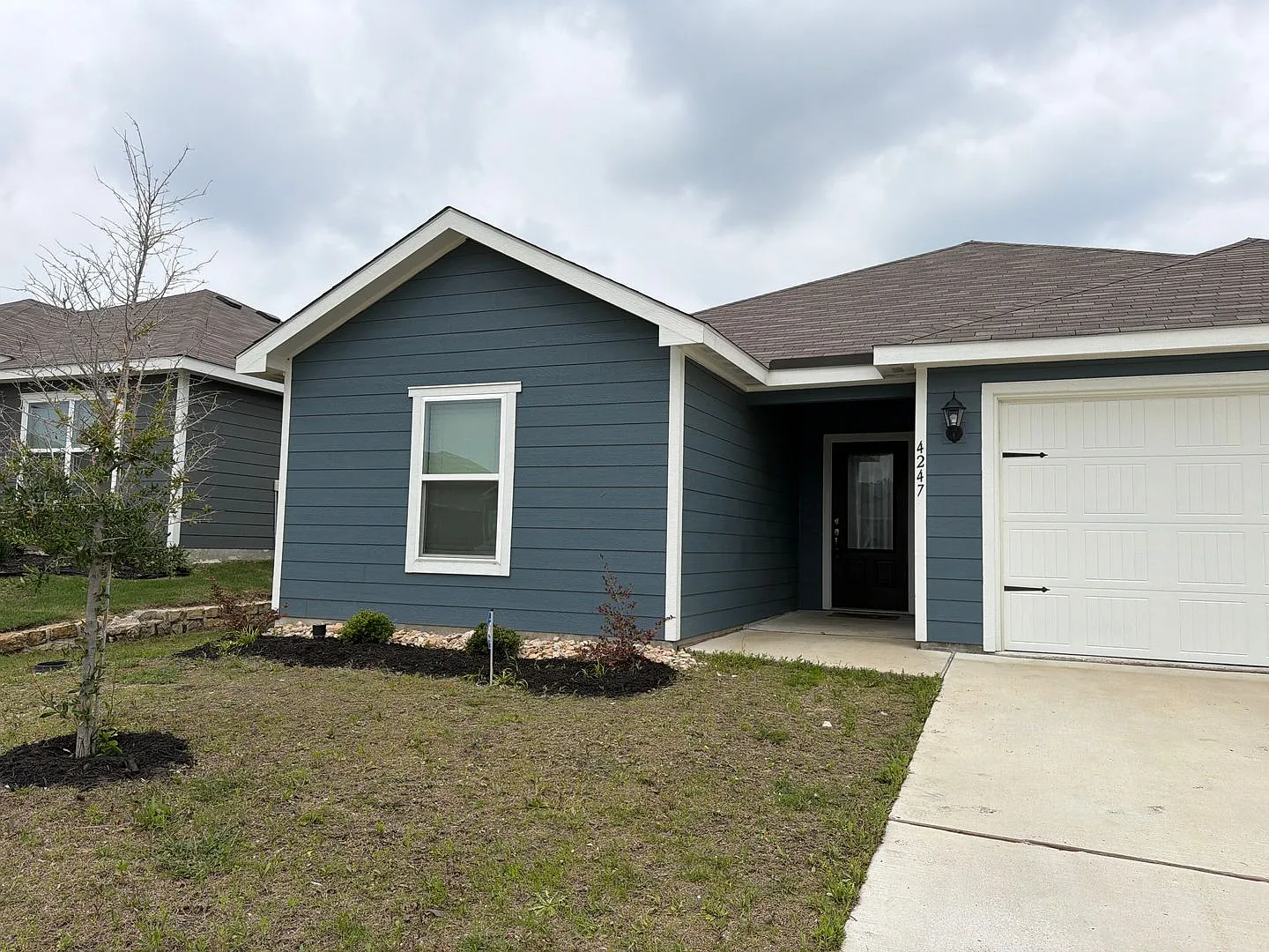 **Move In Special Move In By 8/31 for $500 Off 2nd Month Rent — Photo 3