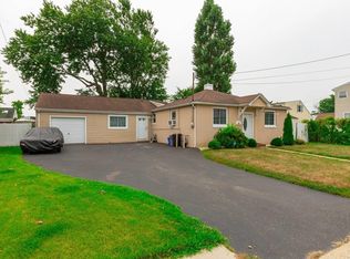53 W Belle Terre Ave, Lindenhurst, NY 11757