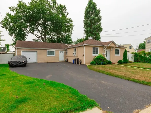 53 W Belle Terre Avenue, Lindenhurst, NY 11757
