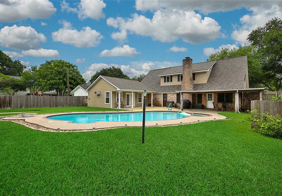 1st image of 900 Country Club Dr