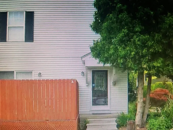 33587 Bayview Dr, Chesterfield, MI 48047