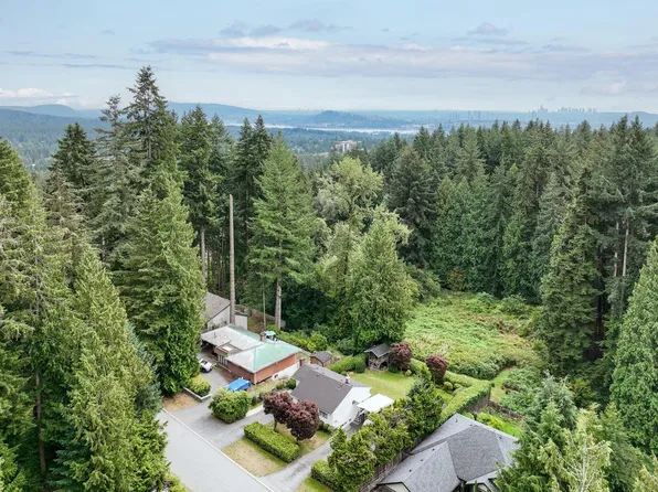 741 Wellington Dr, North Vancouver, BC V7K 1K8