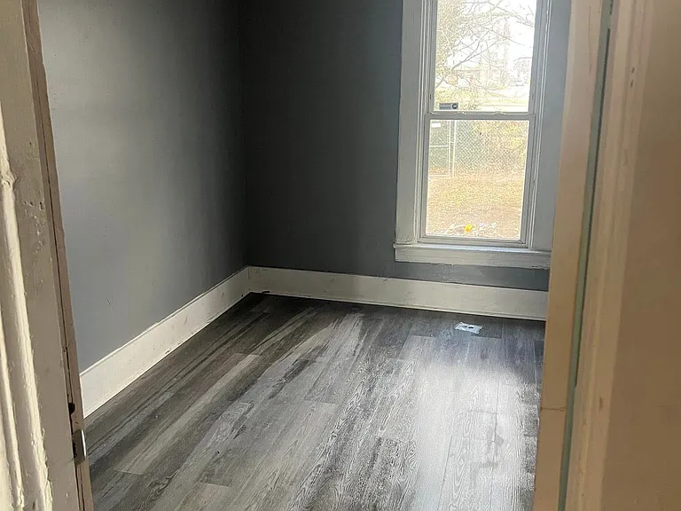 2509 Howard St — Photo 6