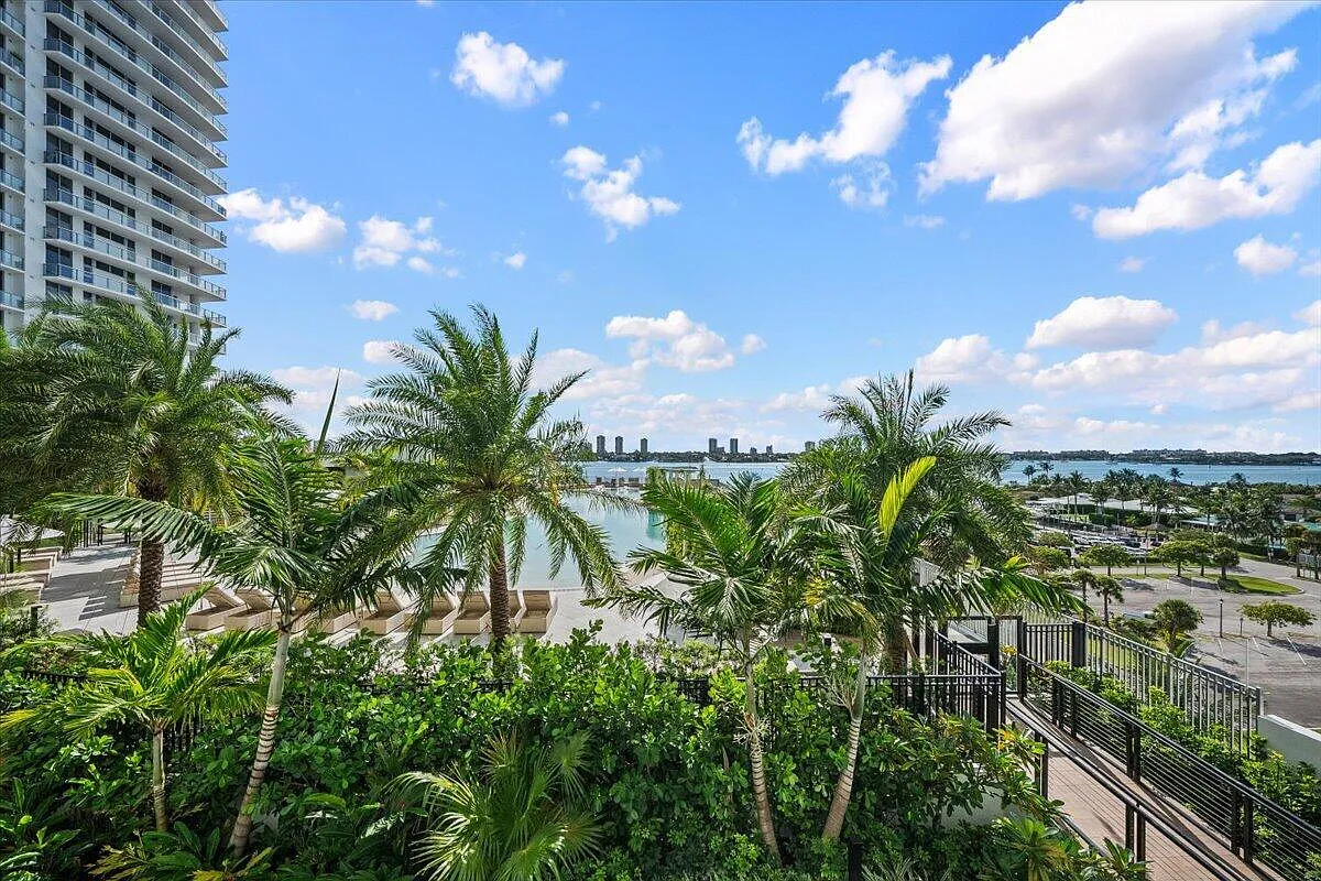 Nautilus 220 Condominium — Photo 1