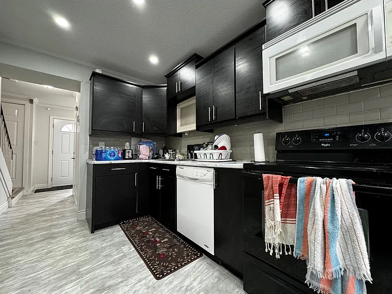121 University Ave E #2 — Photo 8