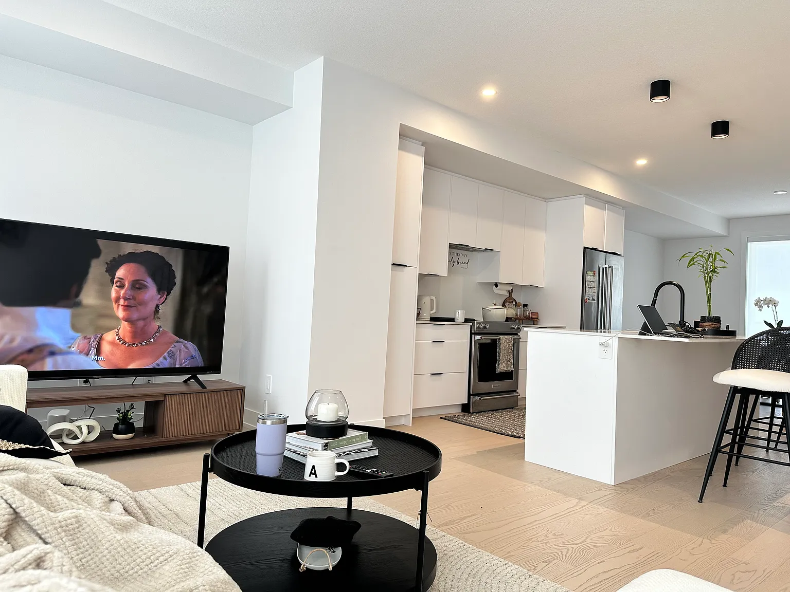 4 bed, 2300 sqft, $3,200 — Photo 3