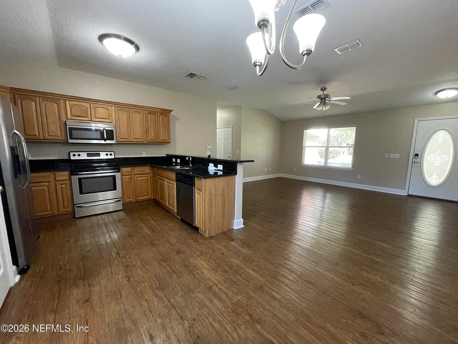 3 bed, 2.0 bath, 1368 sqft, $1,750 — Photo 2