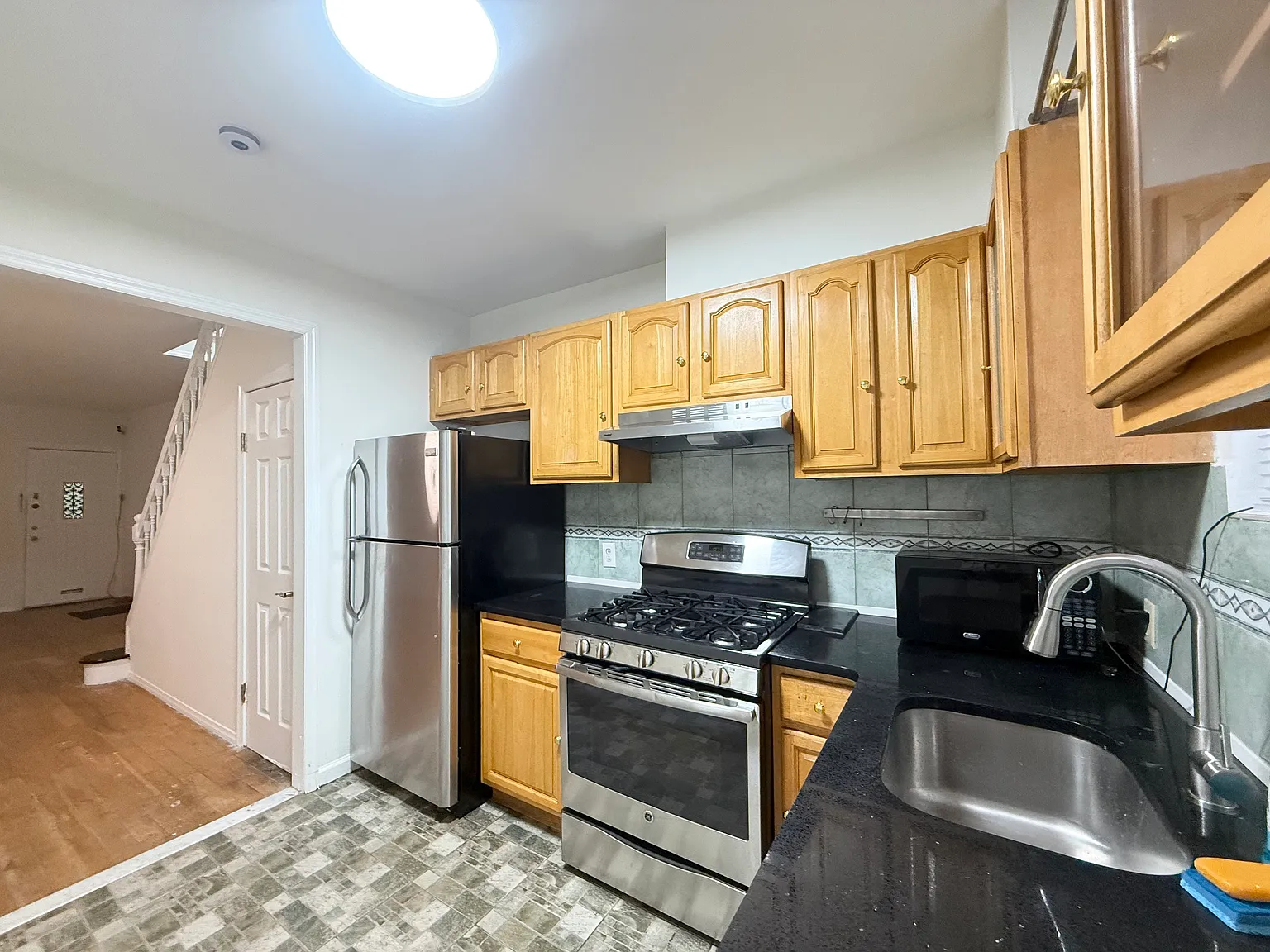 3 bed, 860 sqft, $1,700 — Photo 3