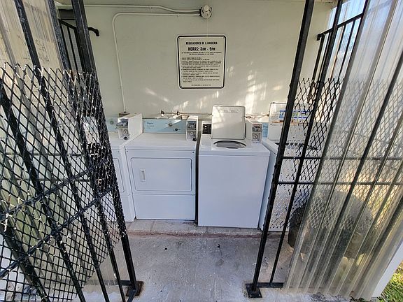 5th image of 600 SW 10th St APT 4