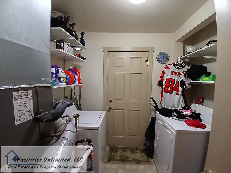 921 Charlotte St — Photo 7