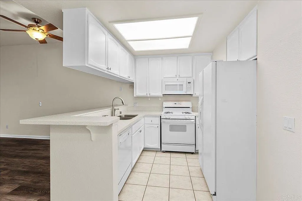 2 bed, 2.5 bath, 929 sqft, $3,400 — Photo 3