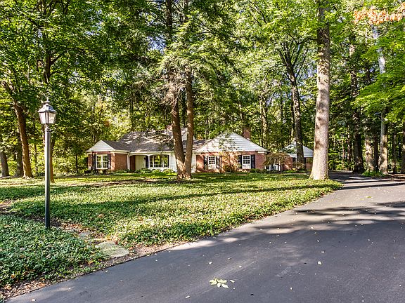 3rd image of 9015 Pickwick Dr