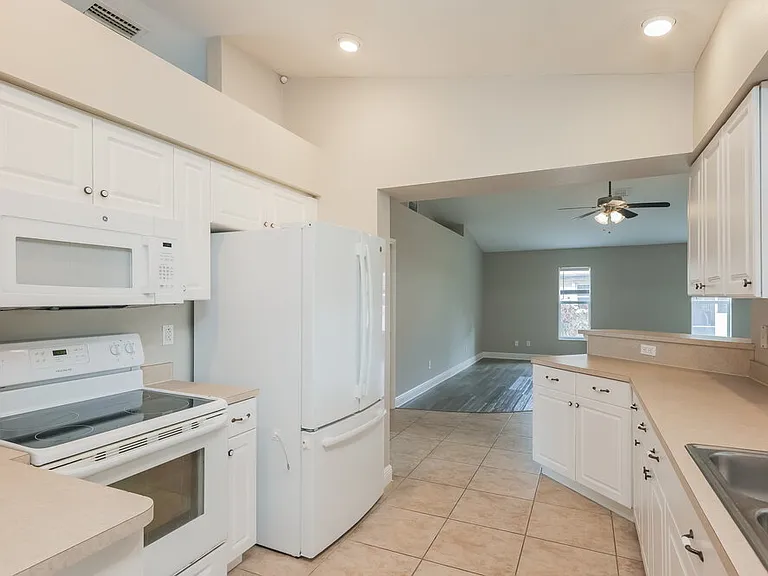 1110 SE 20th Ct — Photo 5